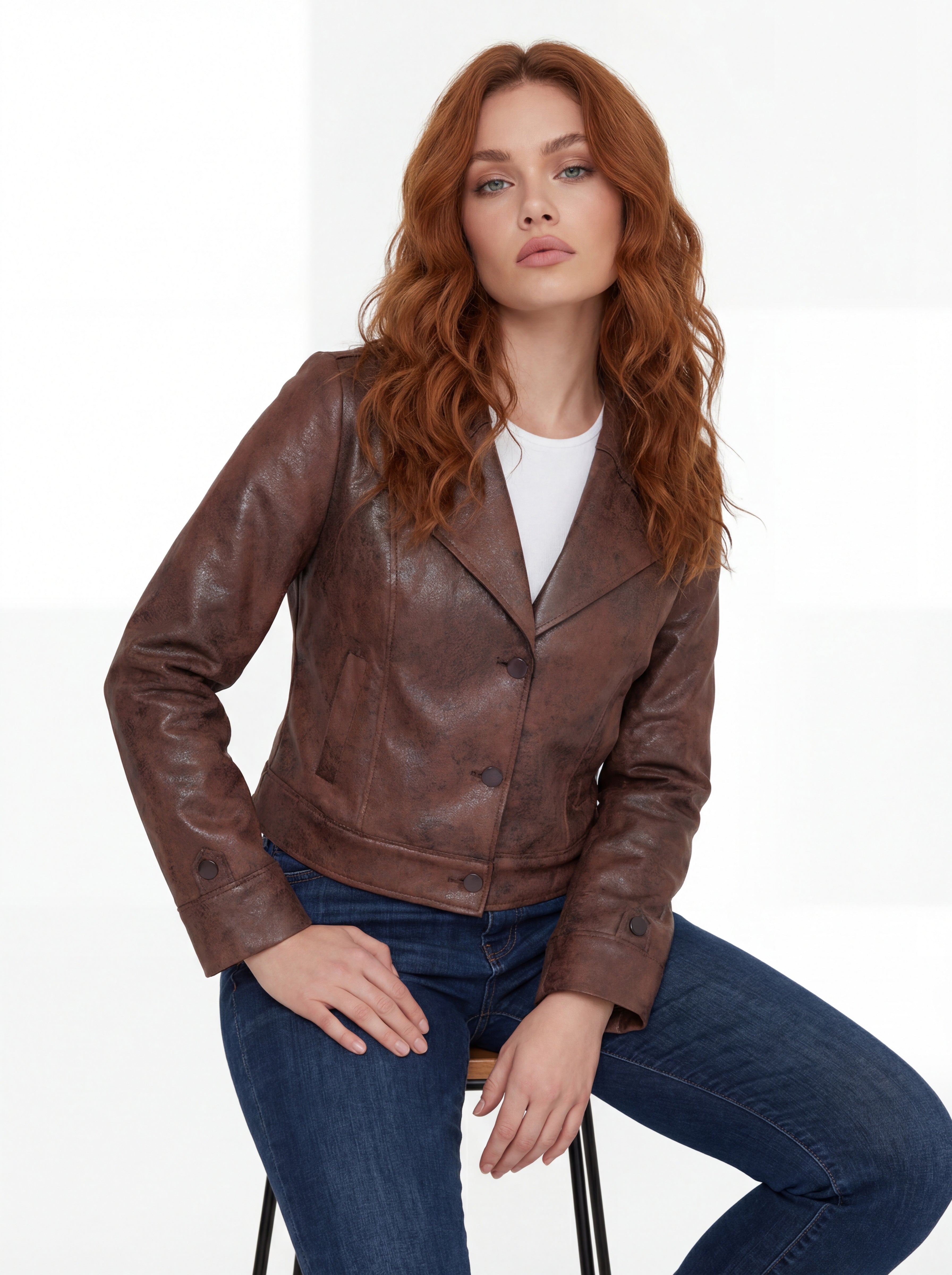 Veston chocolat effet cuir CYC porté avec un jean foncé