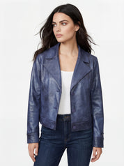 Veston bleu marine effet cuir CYC porté avec un jean