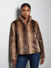 Veste chocolat en fausse fourrure à motif animalier CYC portée avec un jean