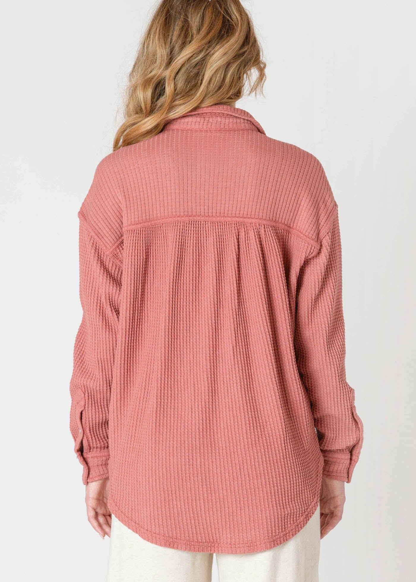Chemisier en tricot texturé Room 34, de couleur terracota brique, avec deux poches à l'avant.