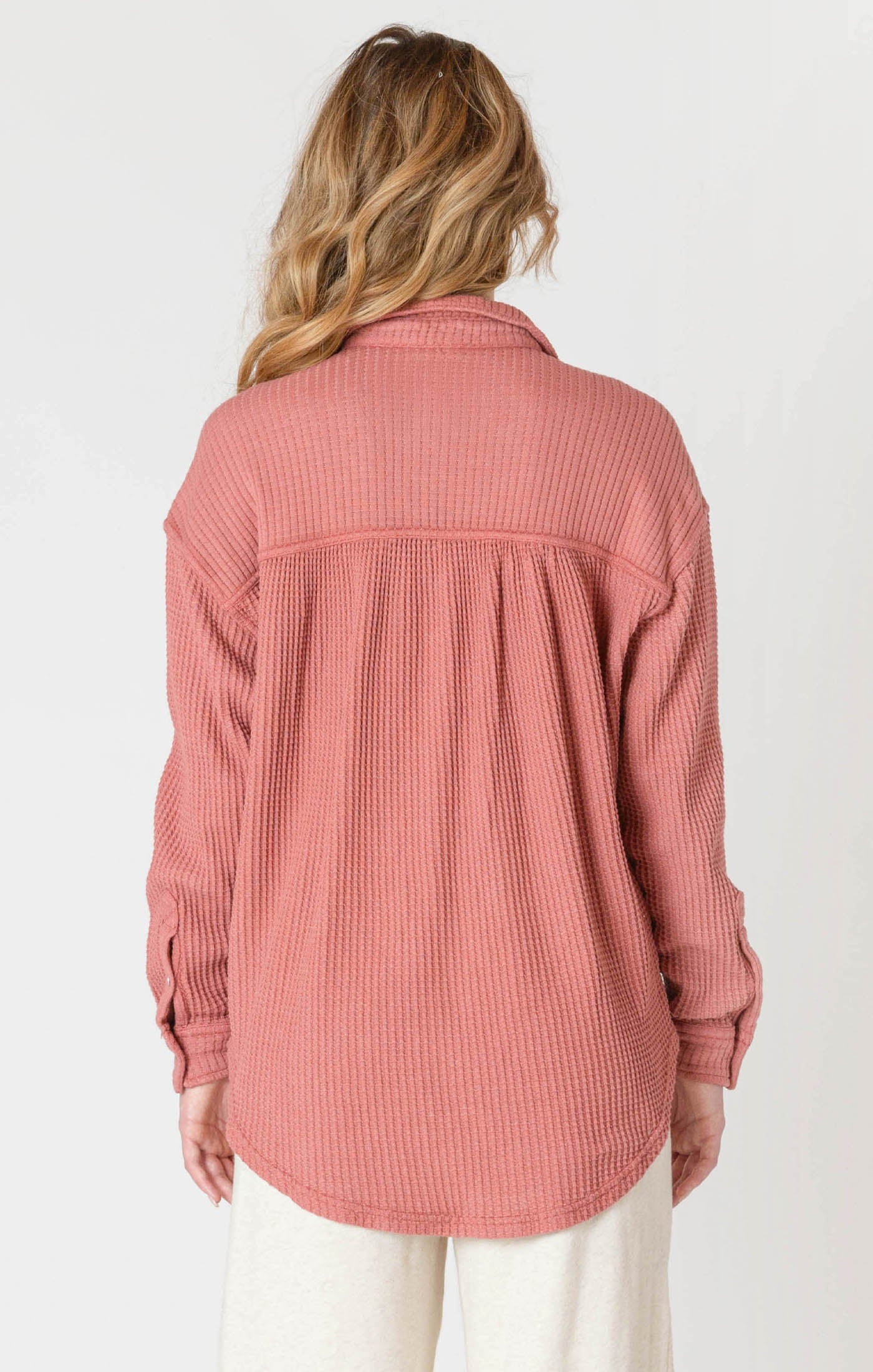 Chemisier en tricot texturé Room 34, de couleur terracota brique, avec deux poches à l'avant.