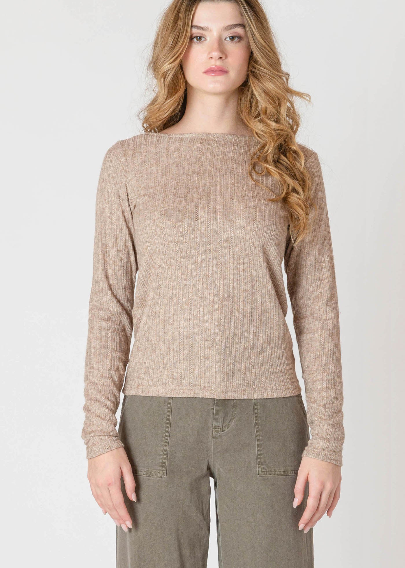 Haut texturé taupe chiné pour femme, de marque Room 34, avec une encolure bateau et manches longues.