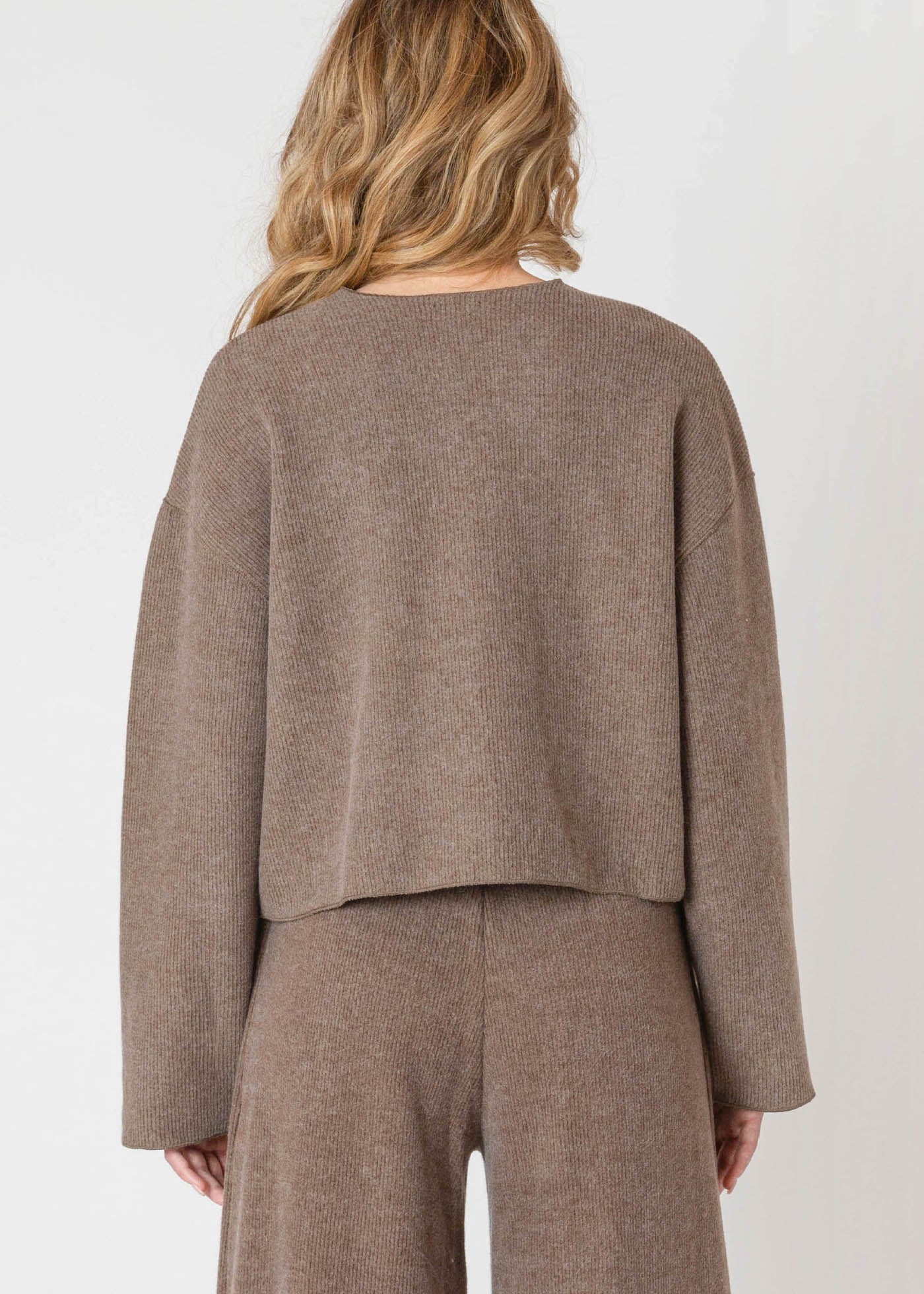 Cardigan court en tricot côtelé Room 34, de couleur brun taupe, avec un col rond.