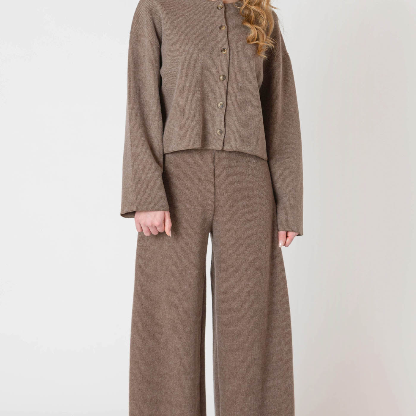 Cardigan court en tricot côtelé Room 34, de couleur brun taupe, avec un col rond.