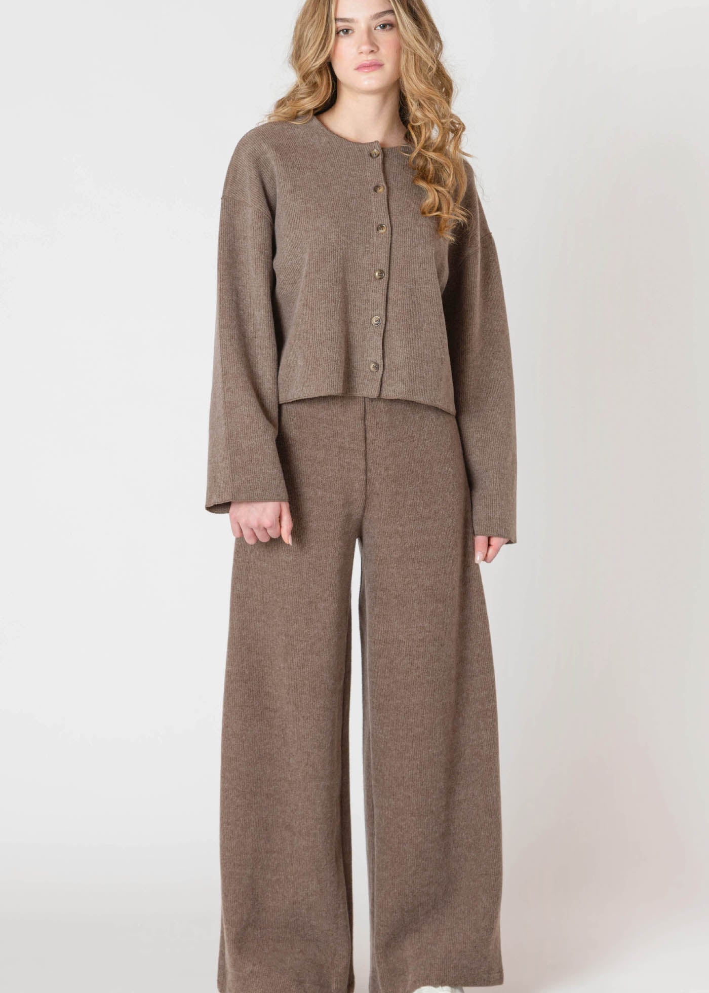 Cardigan court en tricot côtelé Room 34, de couleur brun taupe, avec un col rond.