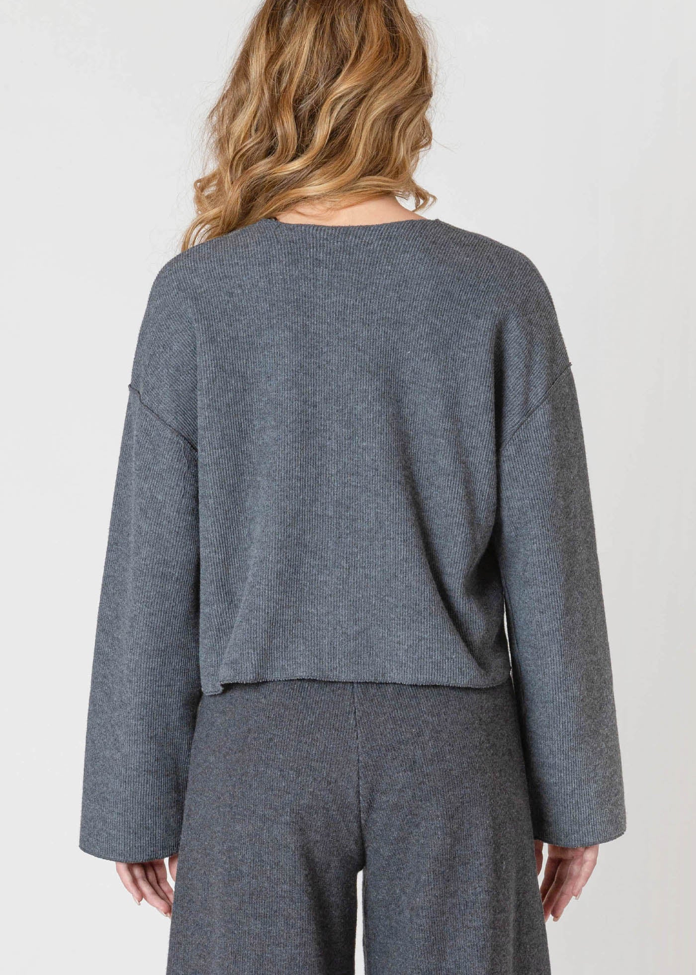 Cardigan court en tricot côtelé Room 34, de couleur charcoal, avec un col rond.