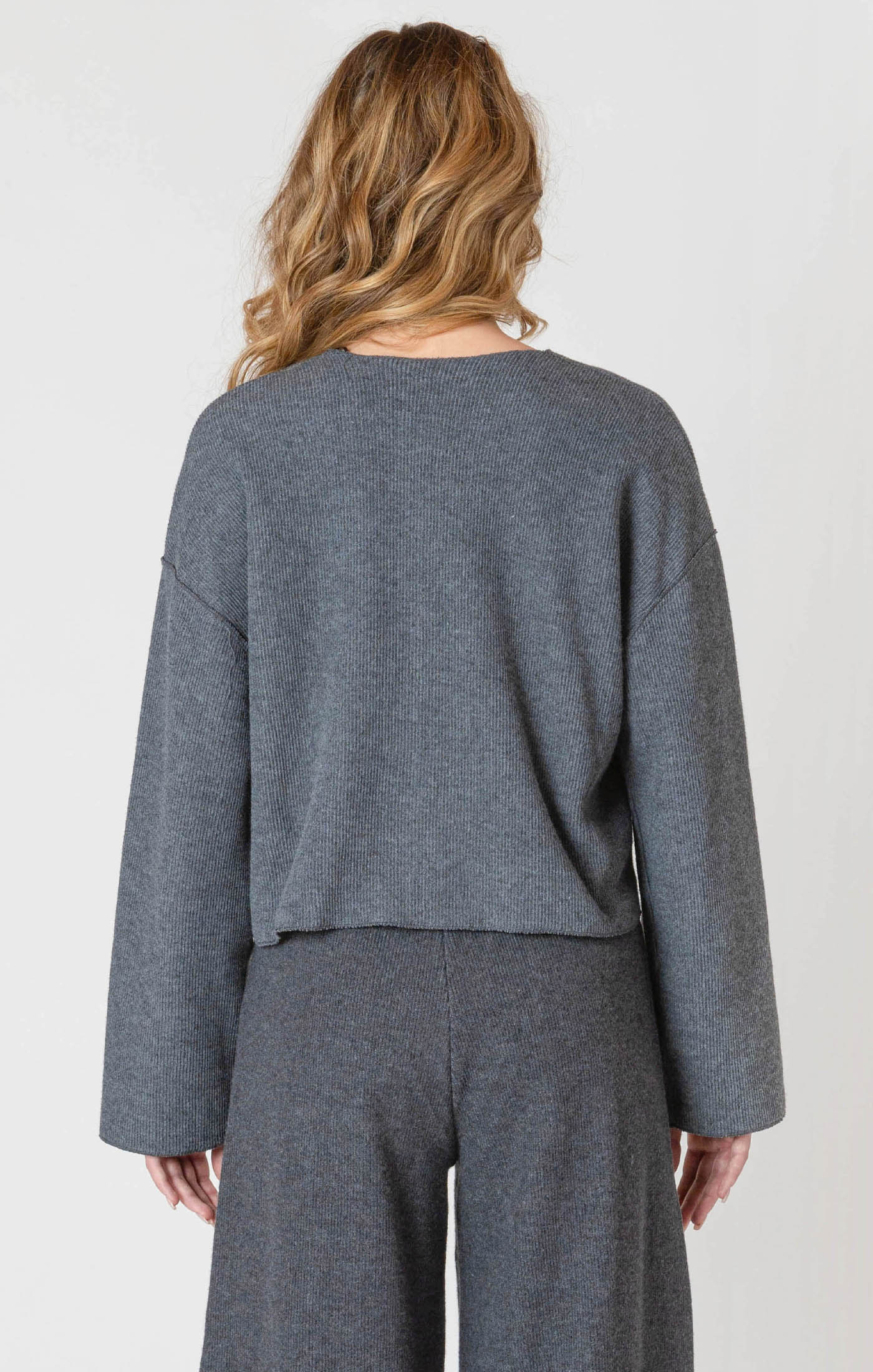 Cardigan court en tricot côtelé Room 34, de couleur charcoal, avec un col rond.