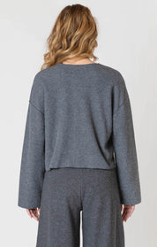 Cardigan court en tricot côtelé Room 34, de couleur charcoal, avec un col rond.