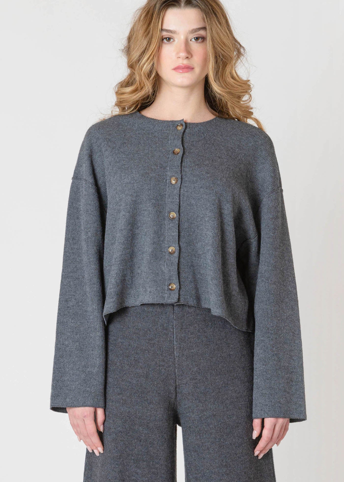 Cardigan court en tricot côtelé Room 34, de couleur charcoal, avec un col rond.