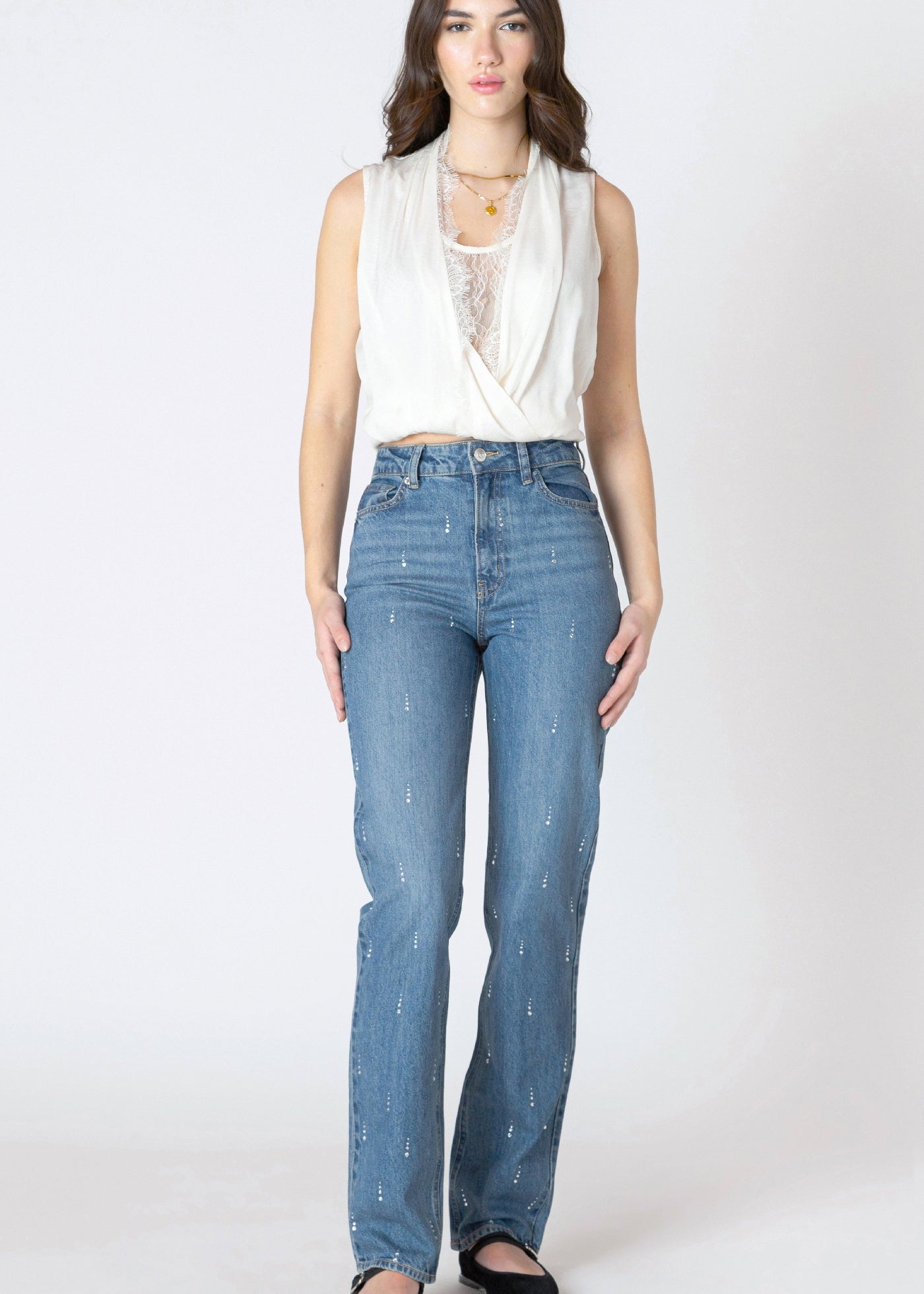 Jeans en denim bleu lavé pour femme, 100% Coton, orné de strass décoratifs. Marque Dex.