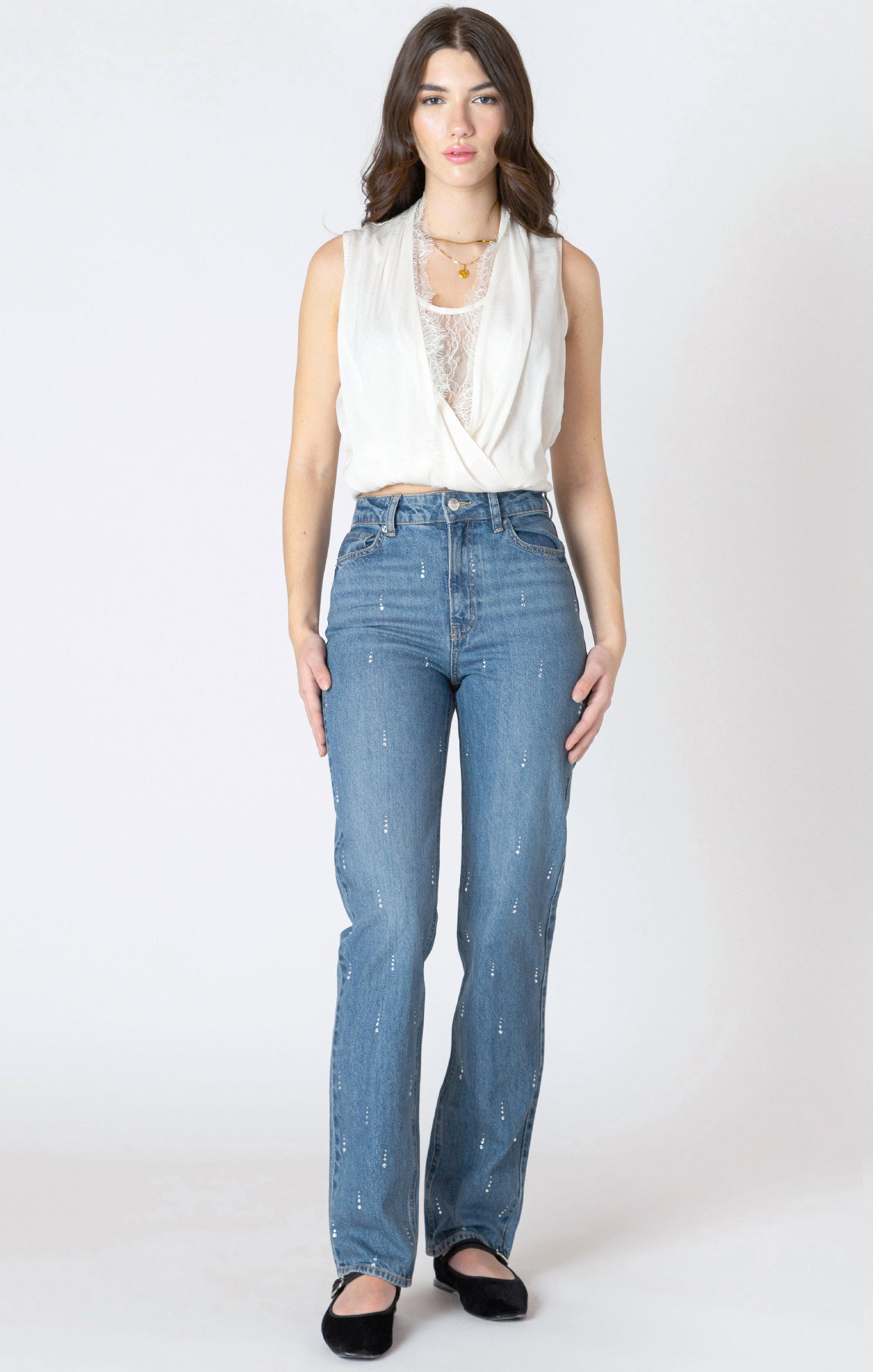 Jeans en denim bleu lavé pour femme, 100% Coton, orné de strass décoratifs. Marque Dex.