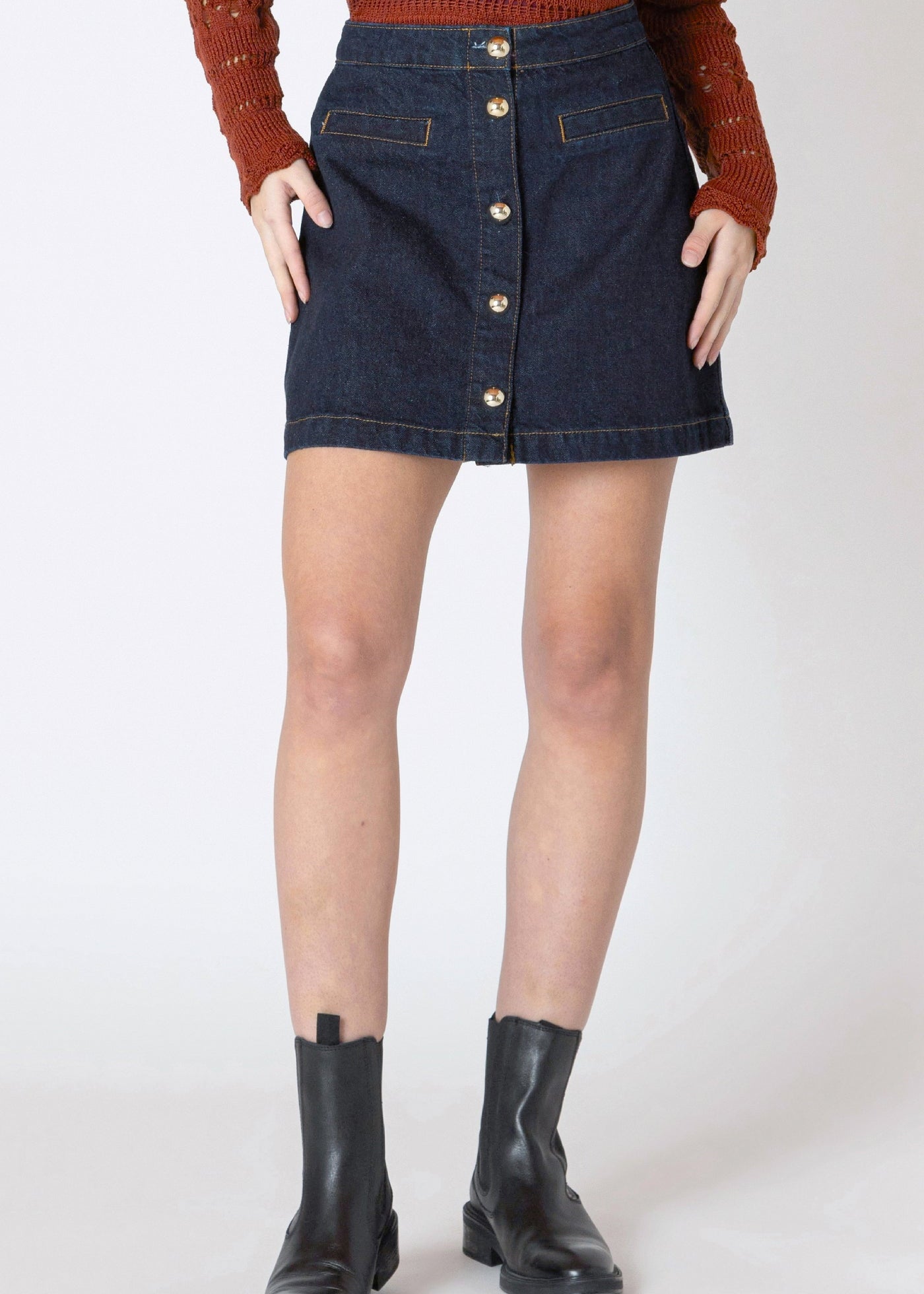 Jupe en jeans foncée pour femme, de la compagnie Dex, avec cinq boutons dorés sur le devant et deux poches.