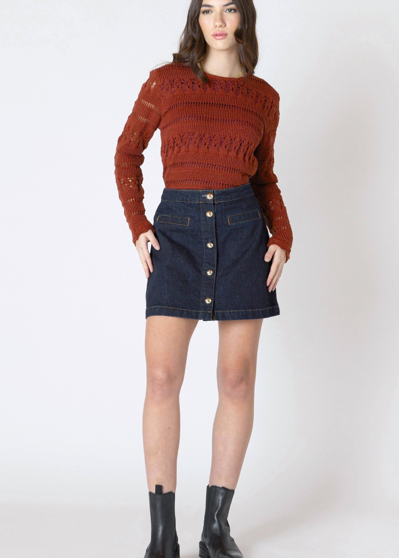 Jupe en jeans foncée pour femme, de la compagnie Dex, avec cinq boutons dorés sur le devant et deux poches.