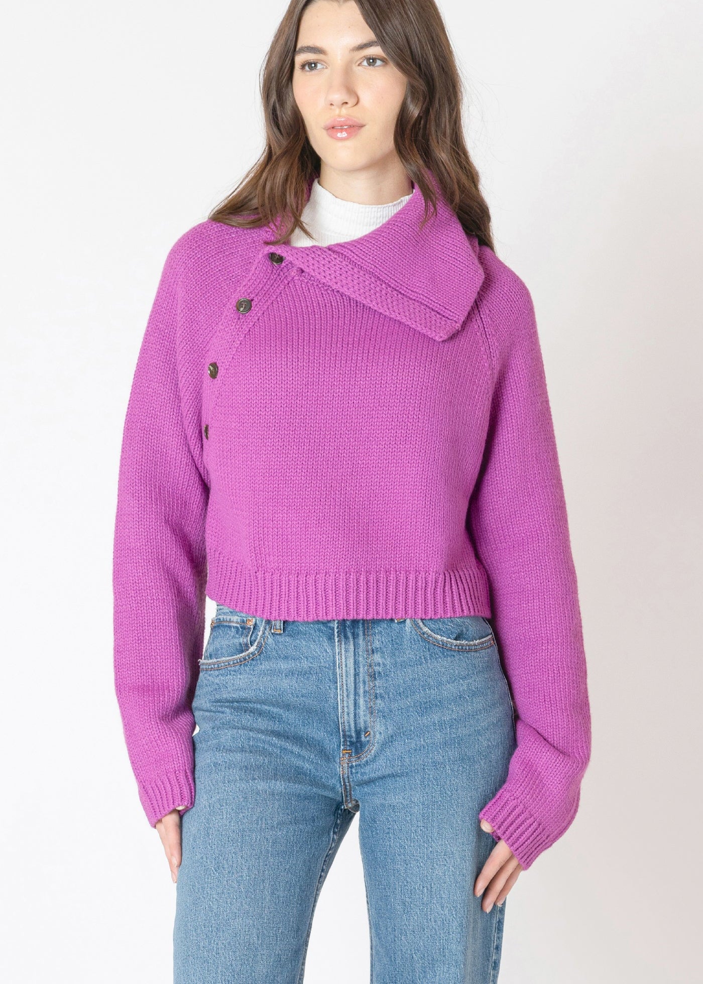 "Chandail en tricot fin de marque Dex, couleur orchidée , avec une encolure asymétrique permettant de dénuder une épaule. Tissu doux en mélange de viscose, polyester et nylon."