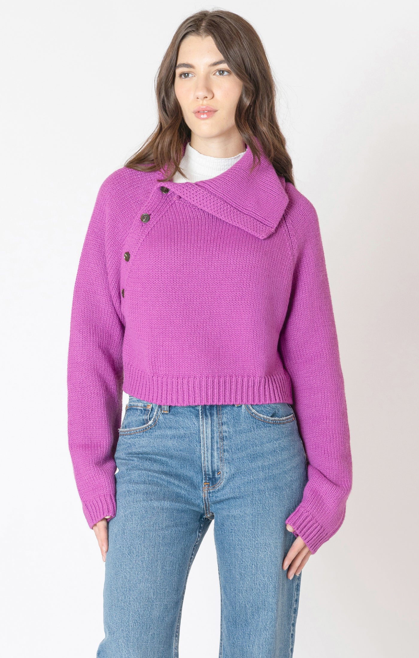 "Chandail en tricot fin de marque Dex, couleur orchidée , avec une encolure asymétrique permettant de dénuder une épaule. Tissu doux en mélange de viscose, polyester et nylon."