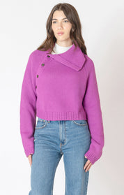 "Chandail en tricot fin de marque Dex, couleur orchidée , avec une encolure asymétrique permettant de dénuder une épaule. Tissu doux en mélange de viscose, polyester et nylon."
