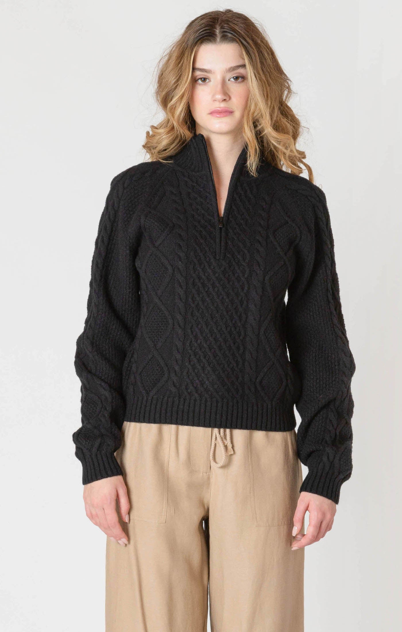 "Chandail en tricot noir uni, doté d'un col montant et d'une demi-fermeture éclair sur le devant. Matière 100% polyester pour une bonne tenue. Marque Room 34."