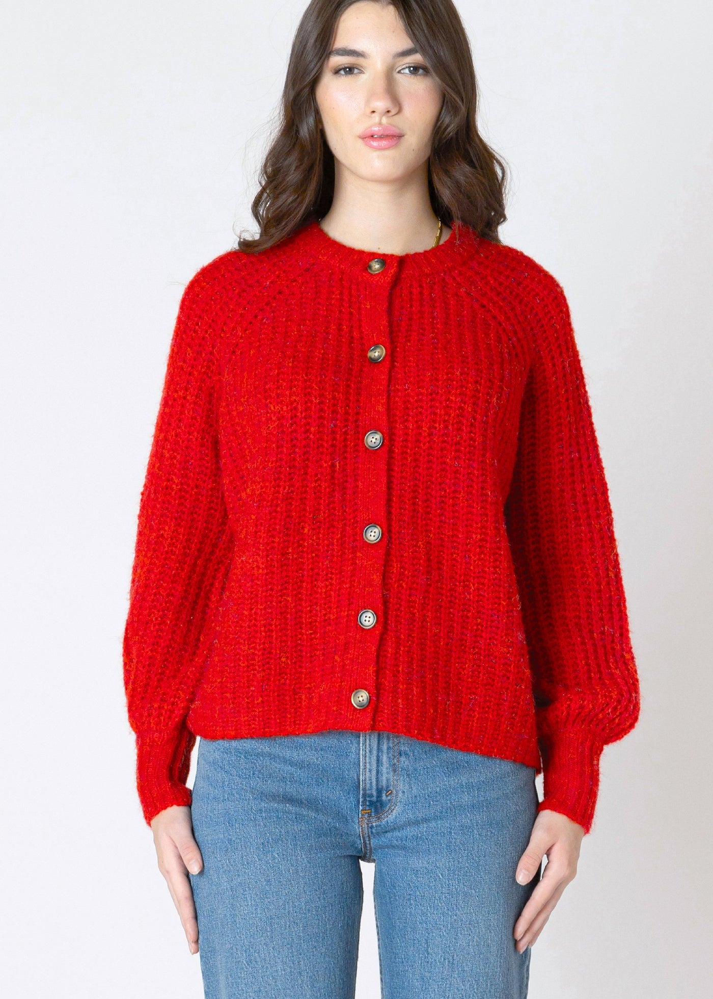 "Cardigan à col rond et à texture mélangée (mouliné) de couleur rouge bonbon. Composition majoritaire en polyester recyclé, acrylique et laine, avec une touche de spandex. Marque Dex."