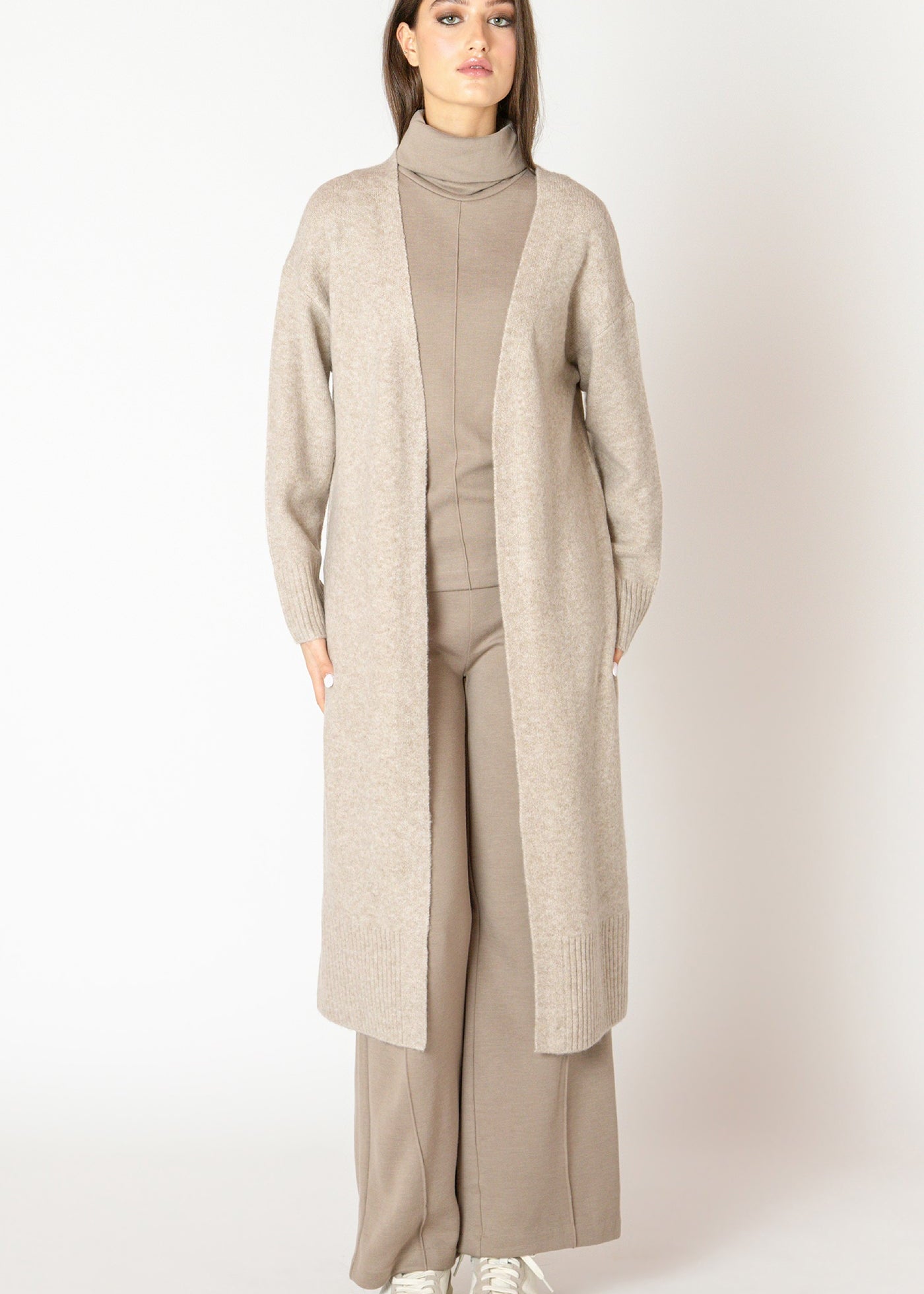 Cardigan long ouvert Black Tape pour femme, couleur Avoine Chiné, coupe fluide et drapée en maille douce.