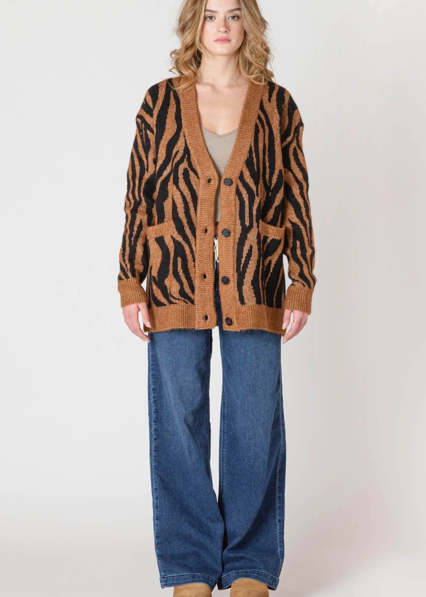  Veste Cardigan Room 34 pour femme, en maille douce à motif tigre, boutonnée sur le devant, style audacieux et tendance.