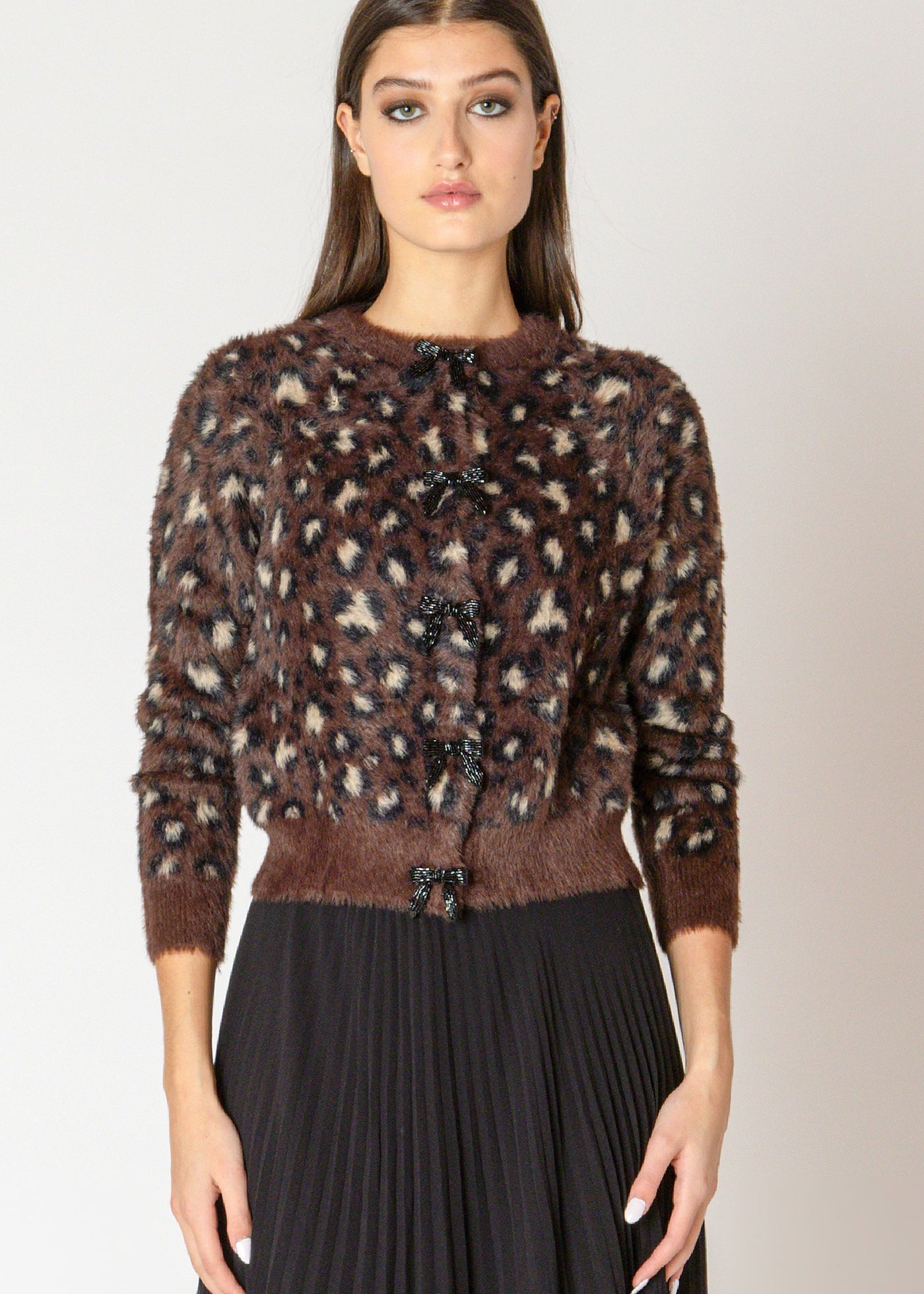Cardigan pour femme à motifs léopard bordeaux et noir, en tricot doux 100% Nylon. Style confortable et tendance. Marque Black Tape.