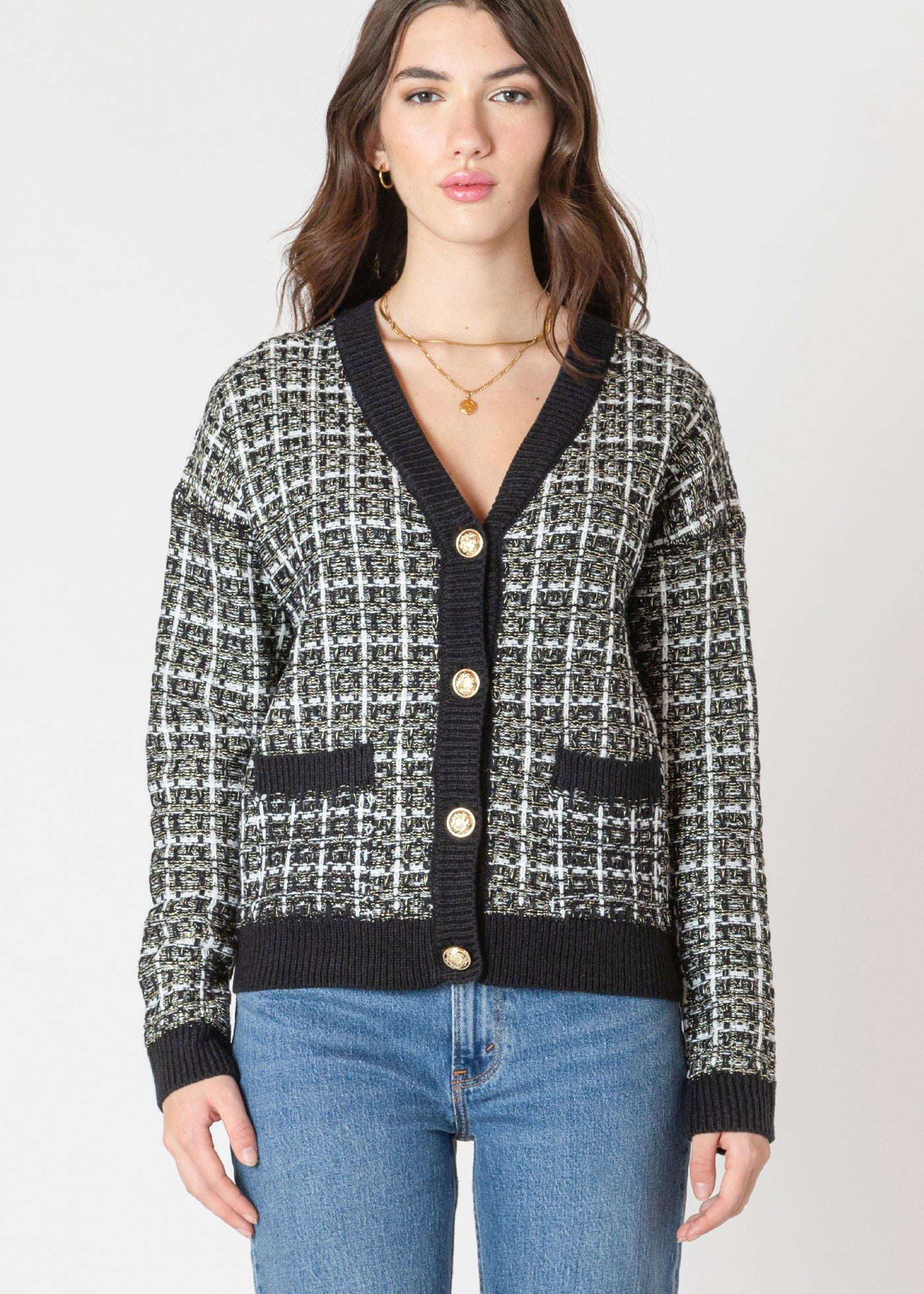Cardigan pour femme à motifs carreaux (tweed) noir et blanc avec boutons dorés. Tissu en acrylique et polyester orné de fils métalliques. Marque Black Tape.