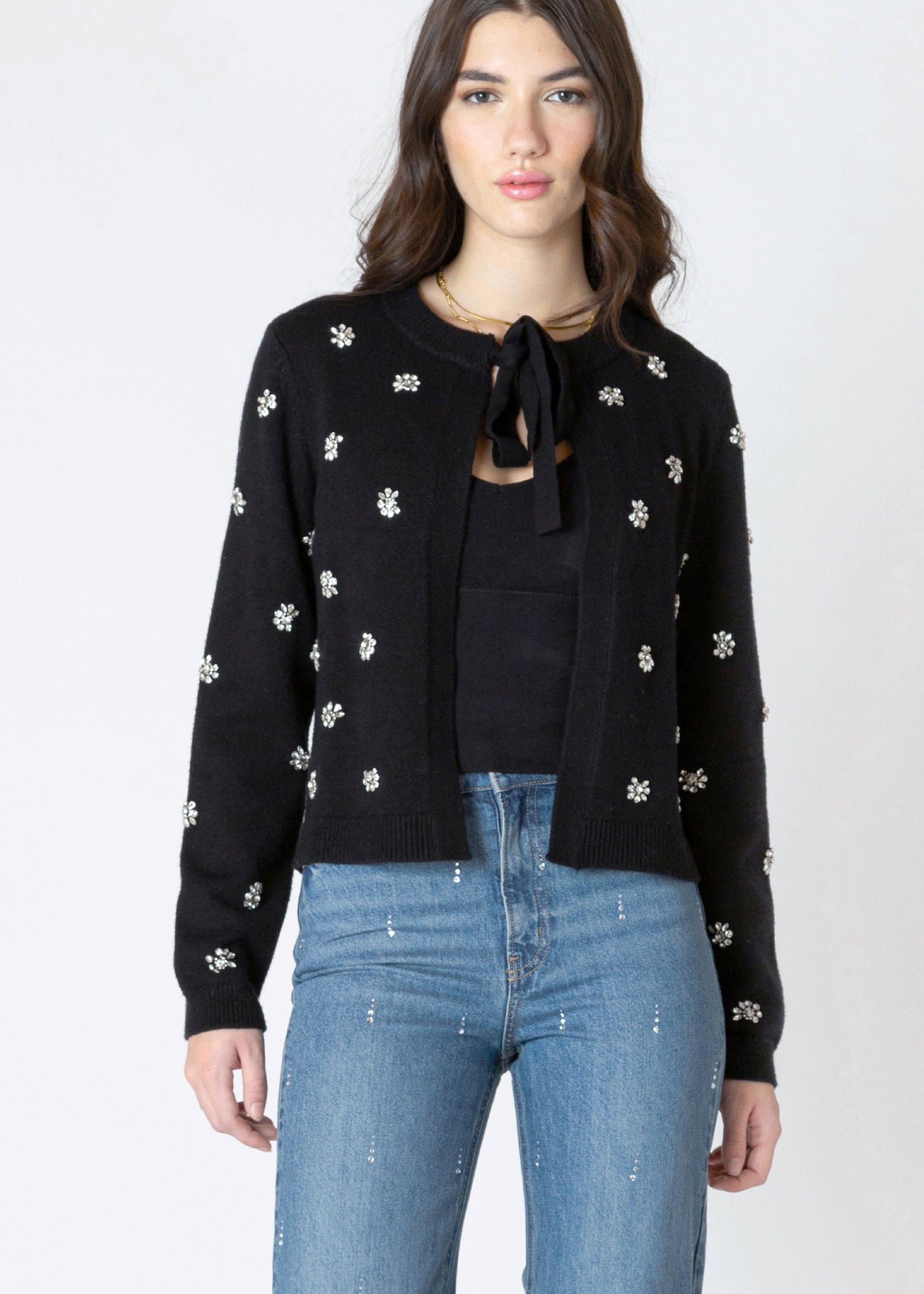 Cardigan noir pour femme à nouer à l'avant, orné de strass décoratifs. Tissu en tricot doux : 50% Viscose, 28% Polyester, 22% Nylon. Marque Dex.