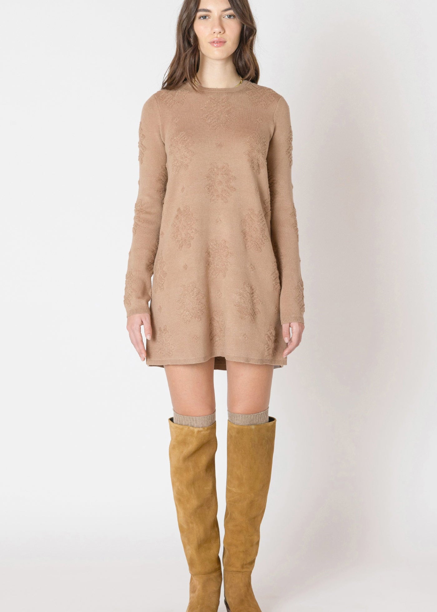 Robe en tricot Black Tape pour femme, longueur midi, de couleur caramel avec un motif géométrique abstrait, style chaud et confortable.