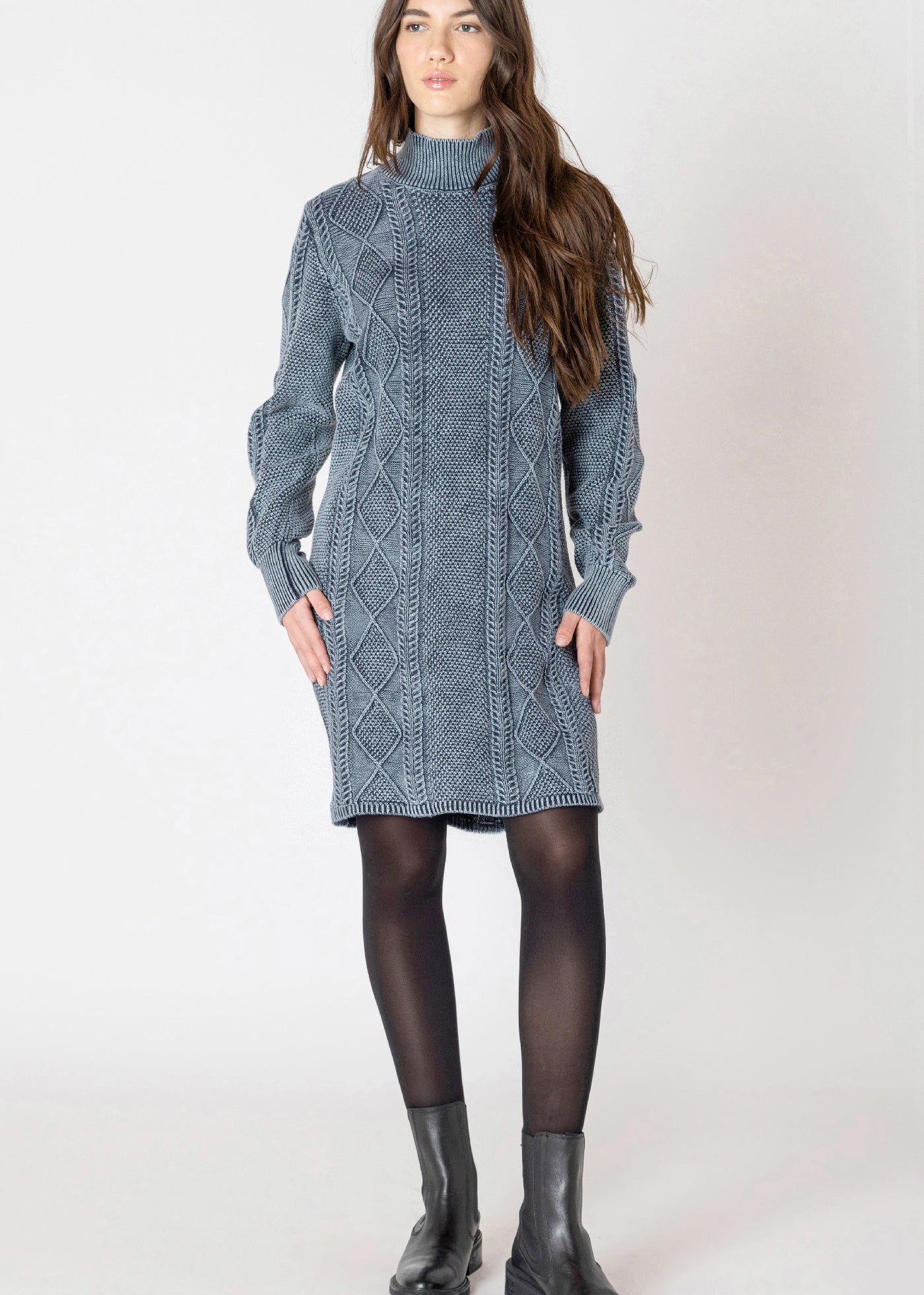 Robe pull en coton bleu indigo détérioré pour femme, avec un col montant en tricot.