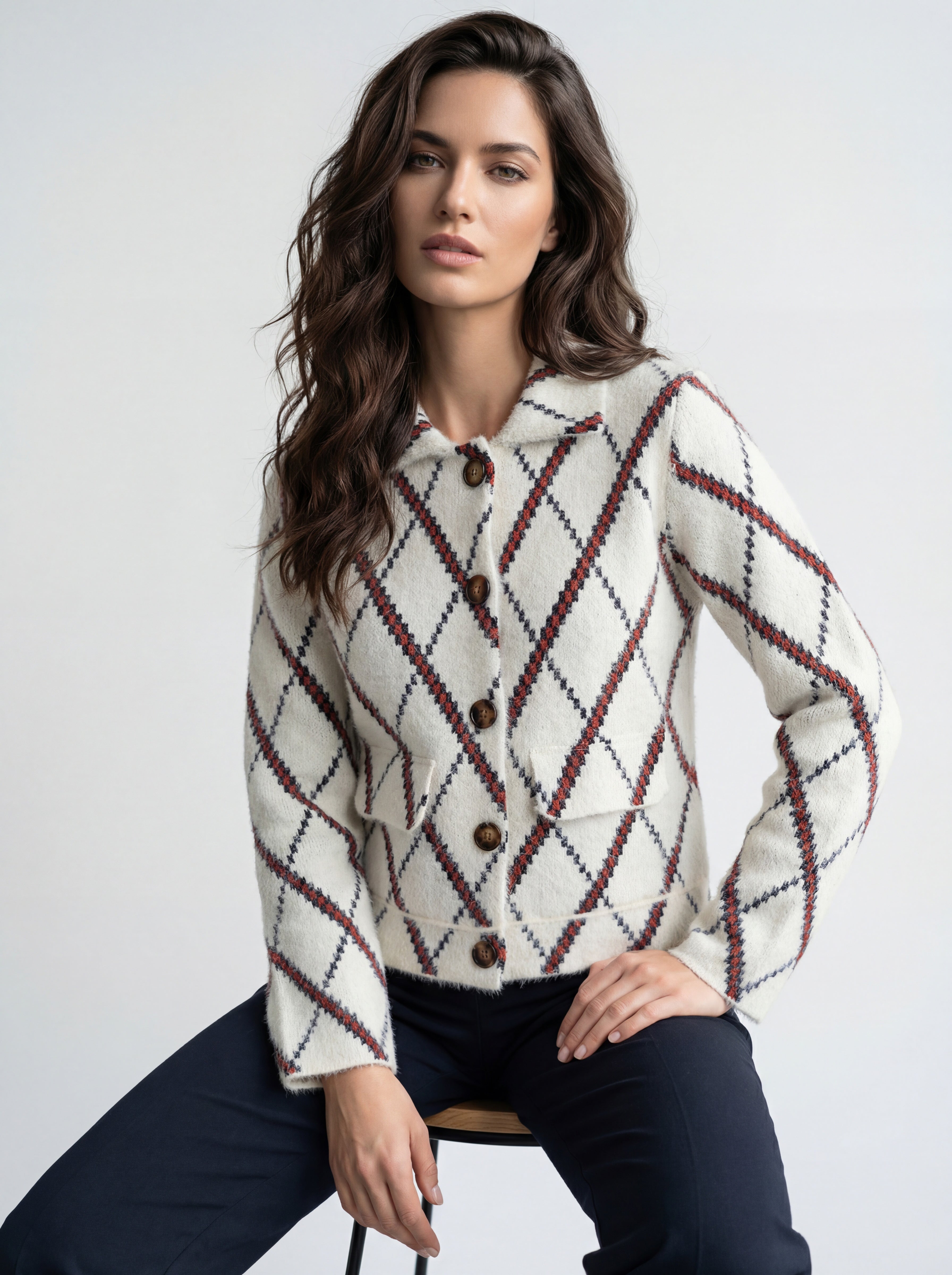 Cardigan ivoire CYC à motif losanges marine et brun porté avec un pantalon marine