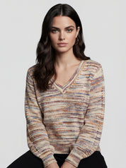 Chandail CYC en tricot multicolore baies à col en V porté avec un pantalon noir