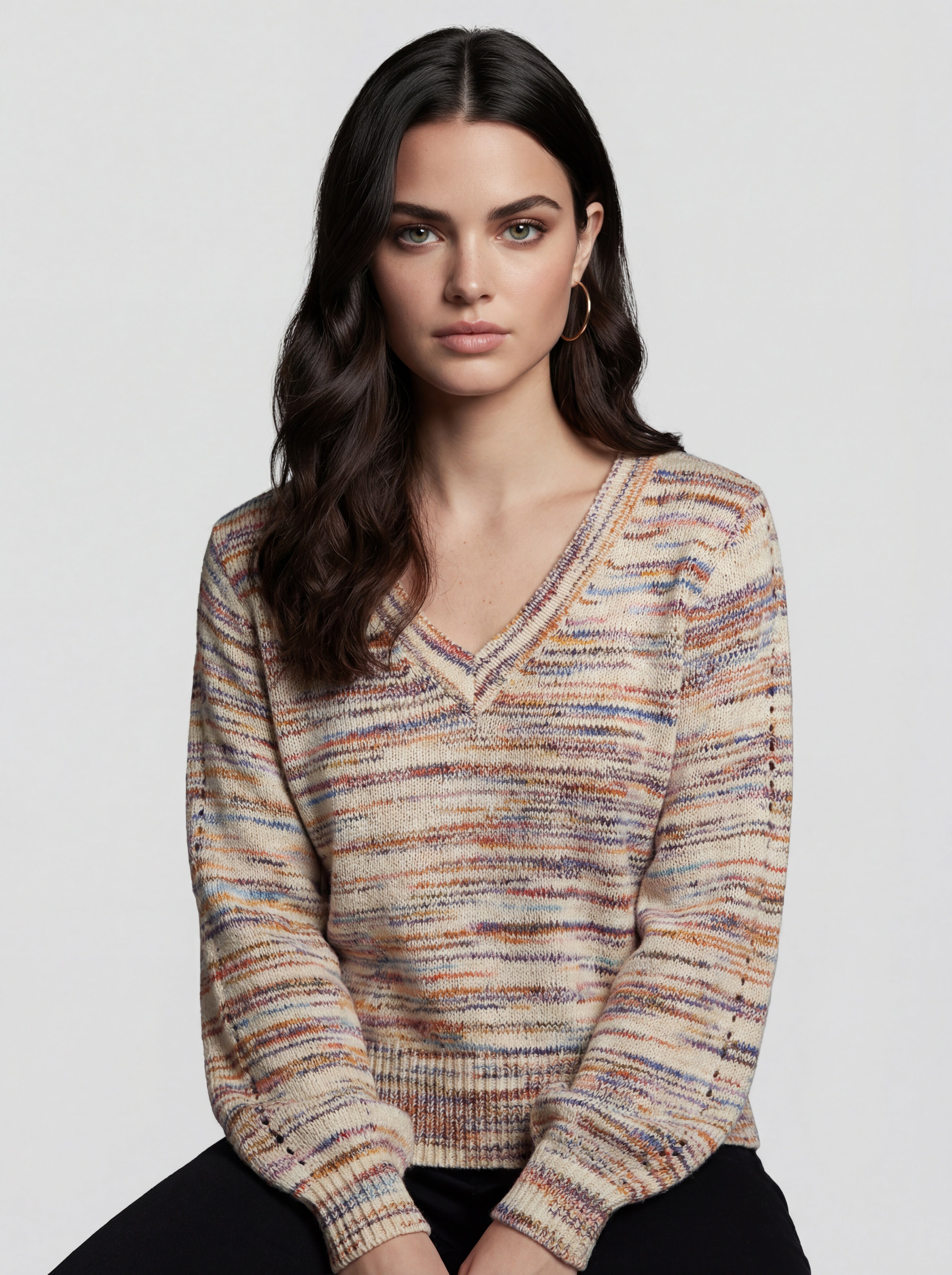 Chandail CYC en tricot multicolore baies à col en V porté avec un pantalon noir