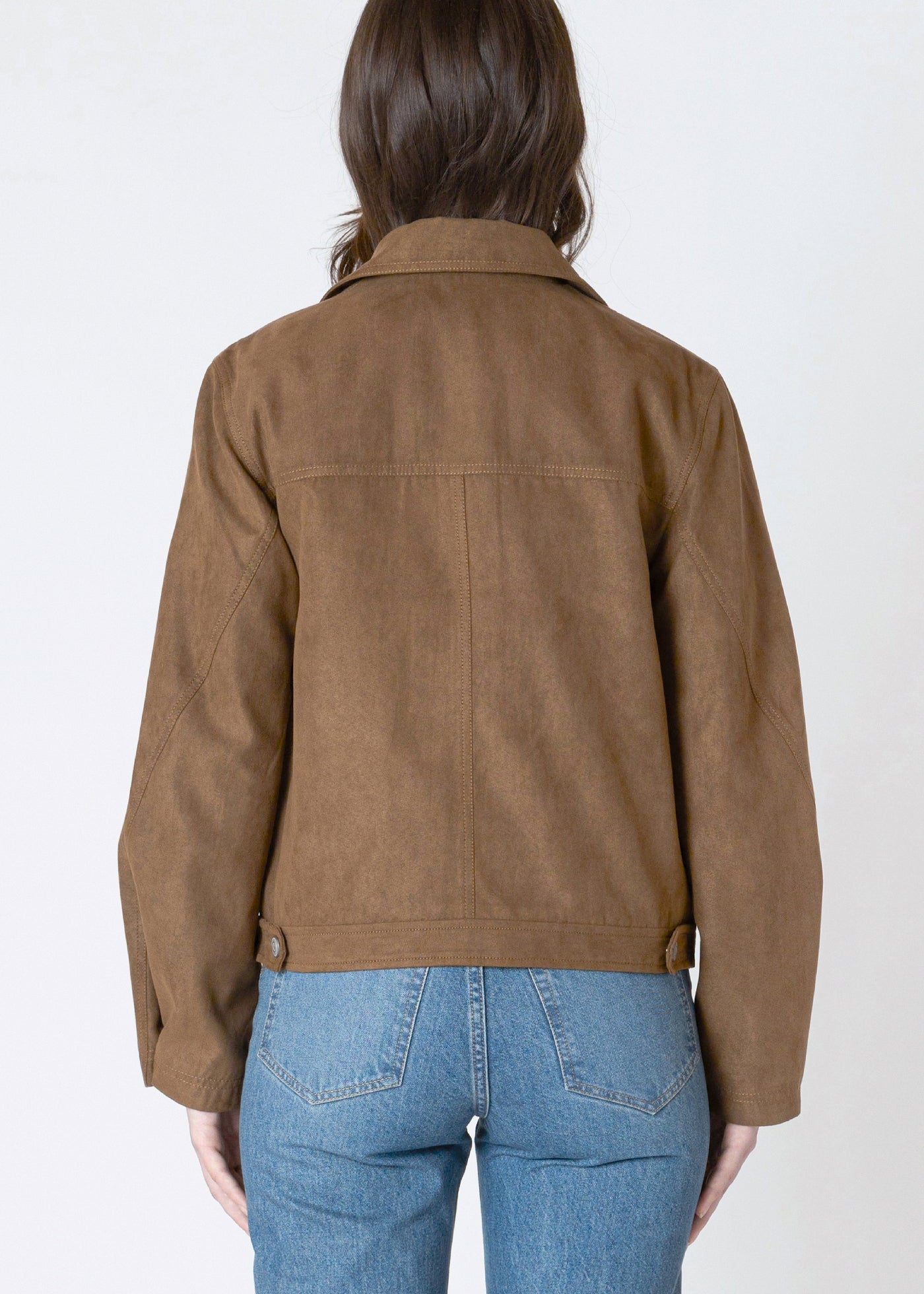 Veston manteau léger bomber Dex en suède végan, de couleur café, avec des boutons argentés.