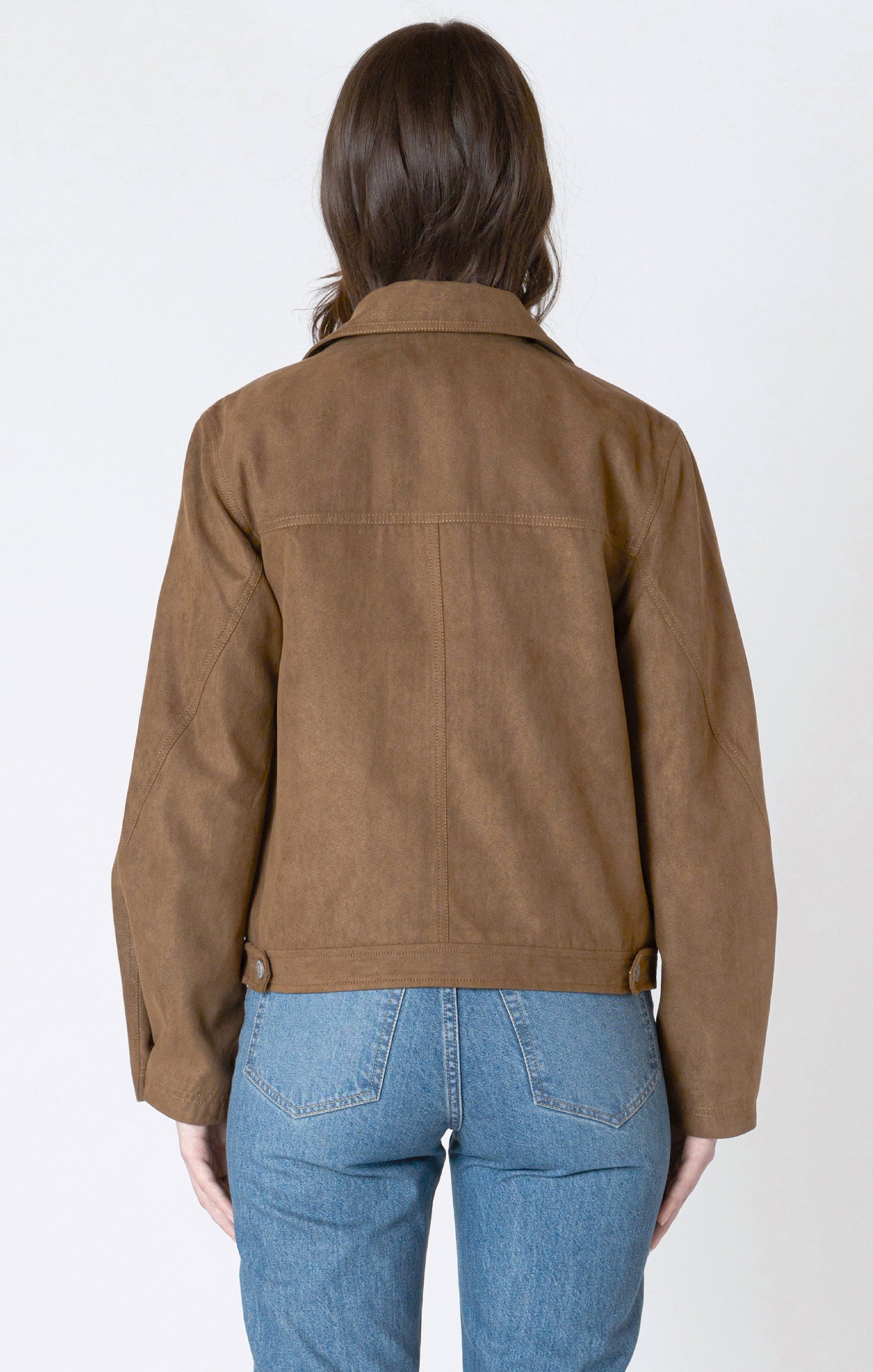 Veston manteau léger bomber Dex en suède végan, de couleur café, avec des boutons argentés.