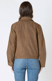Veston manteau léger bomber Dex en suède végan, de couleur café, avec des boutons argentés.