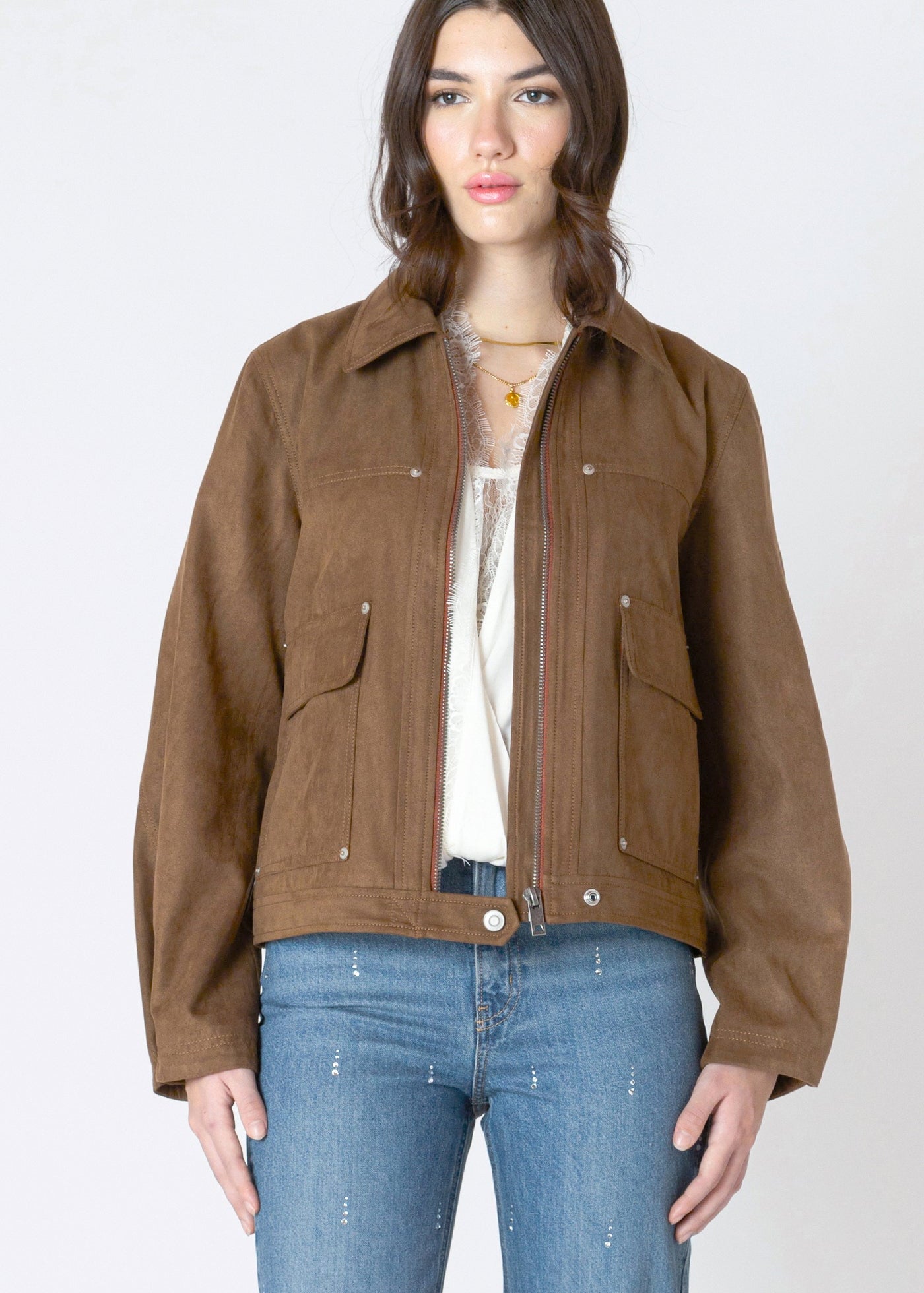 Veston manteau léger bomber Dex en suède végan, de couleur café, avec des boutons argentés.