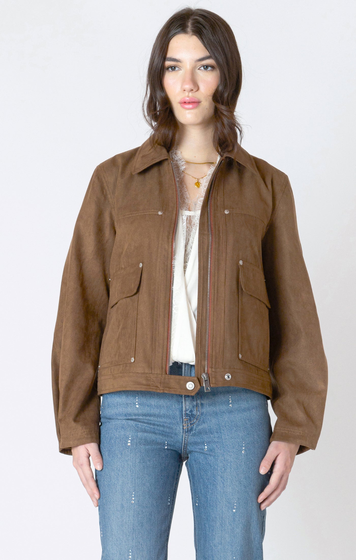 Veston manteau léger bomber Dex en suède végan, de couleur café, avec des boutons argentés.