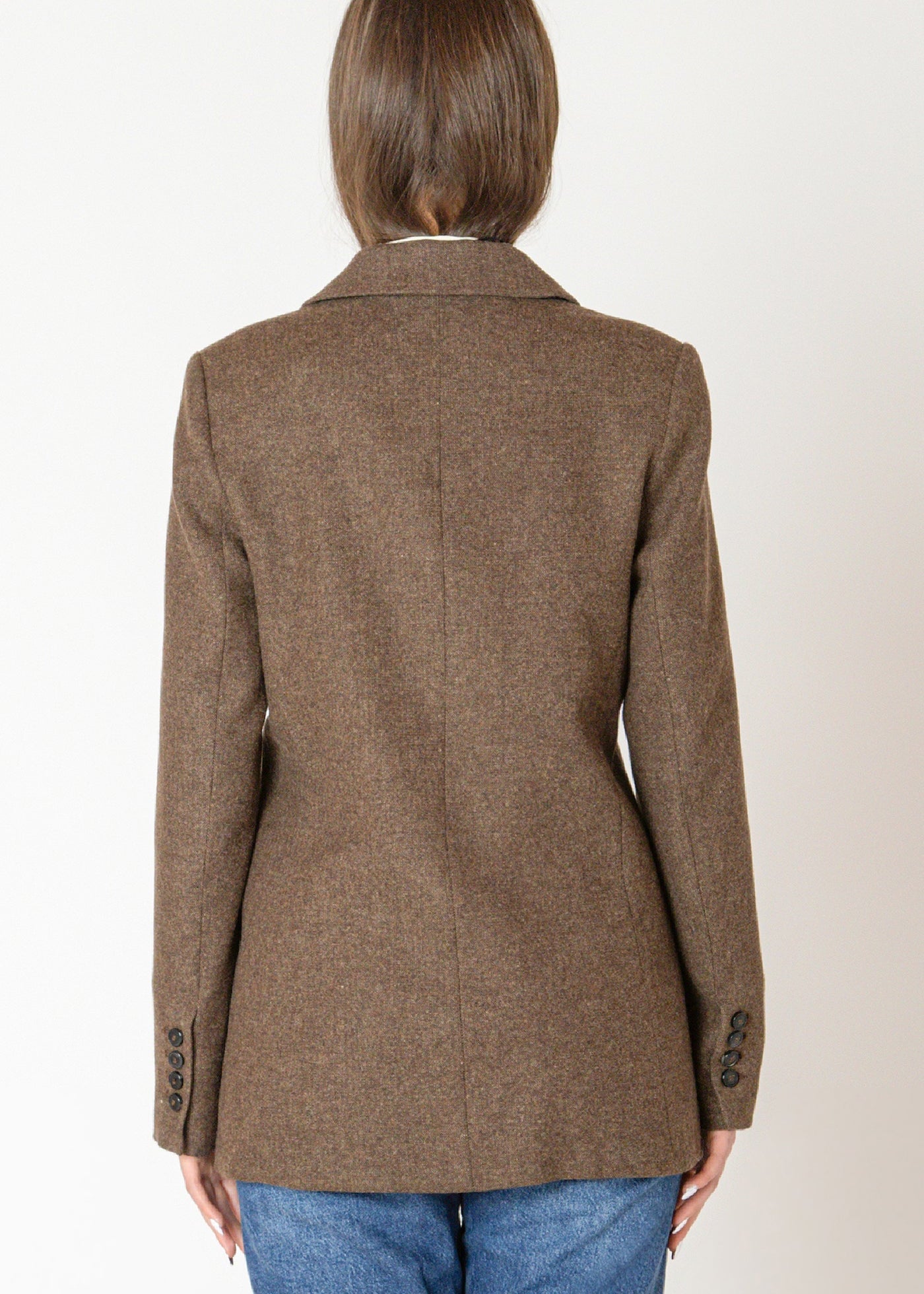 Veston manteau pour femme, de la compagnie Black Tape, de couleur brune avec des boutons noirs, fait d'un tricot épais, avec des poches.