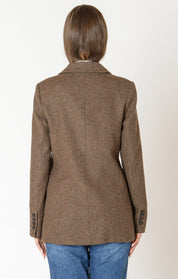 Veston manteau pour femme, de la compagnie Black Tape, de couleur brune avec des boutons noirs, fait d'un tricot épais, avec des poches.