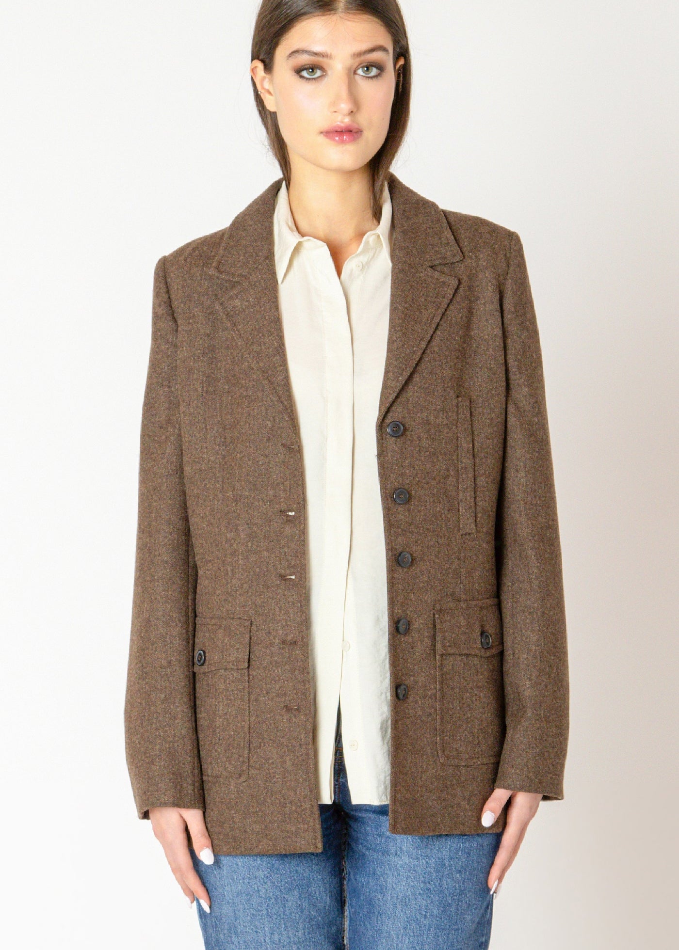 Veston manteau pour femme, de la compagnie Black Tape, de couleur brune avec des boutons noirs, fait d'un tricot épais, avec des poches.