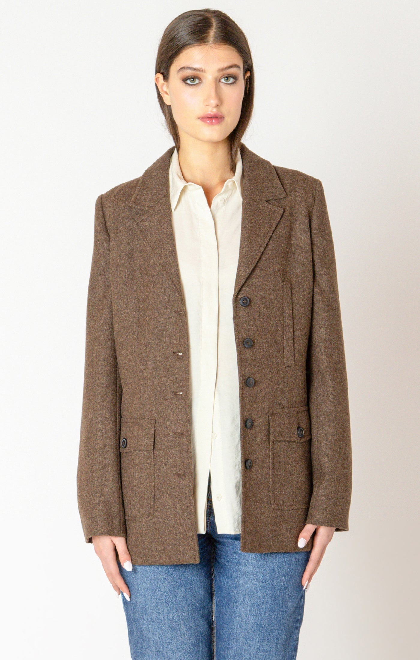 Veston manteau pour femme, de la compagnie Black Tape, de couleur brune avec des boutons noirs, fait d'un tricot épais, avec des poches.