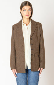 Veston manteau pour femme, de la compagnie Black Tape, de couleur brune avec des boutons noirs, fait d'un tricot épais, avec des poches.