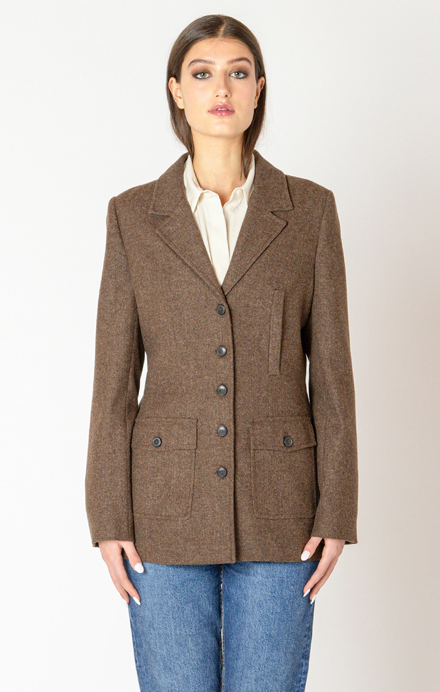 Veston manteau pour femme, de la compagnie Black Tape, de couleur brune avec des boutons noirs, fait d'un tricot épais, avec des poches.
