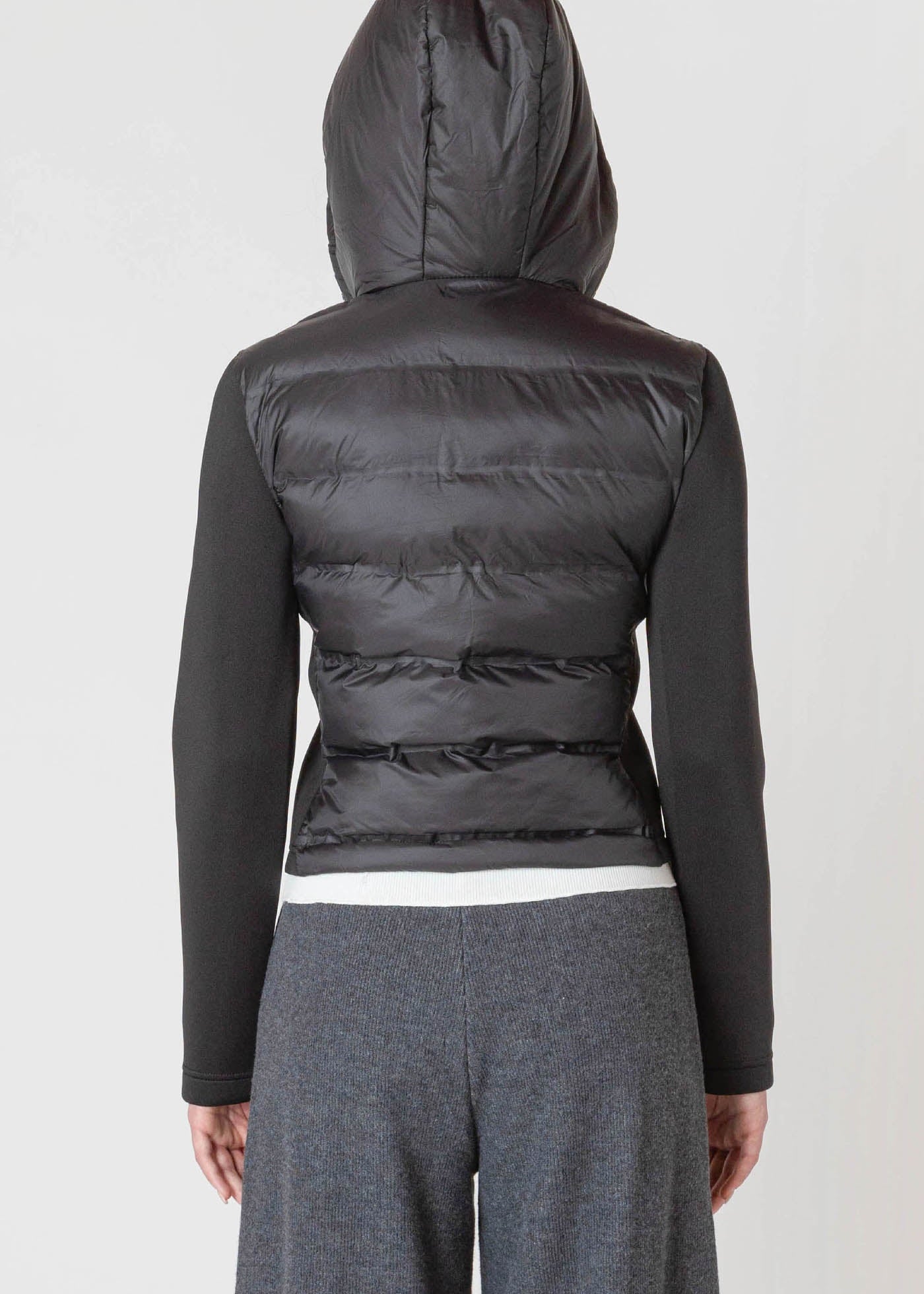Manteau matelassé léger Black Tape pour femme, de couleur noire, avec un capuchon ajustable et des manches en tricot.
