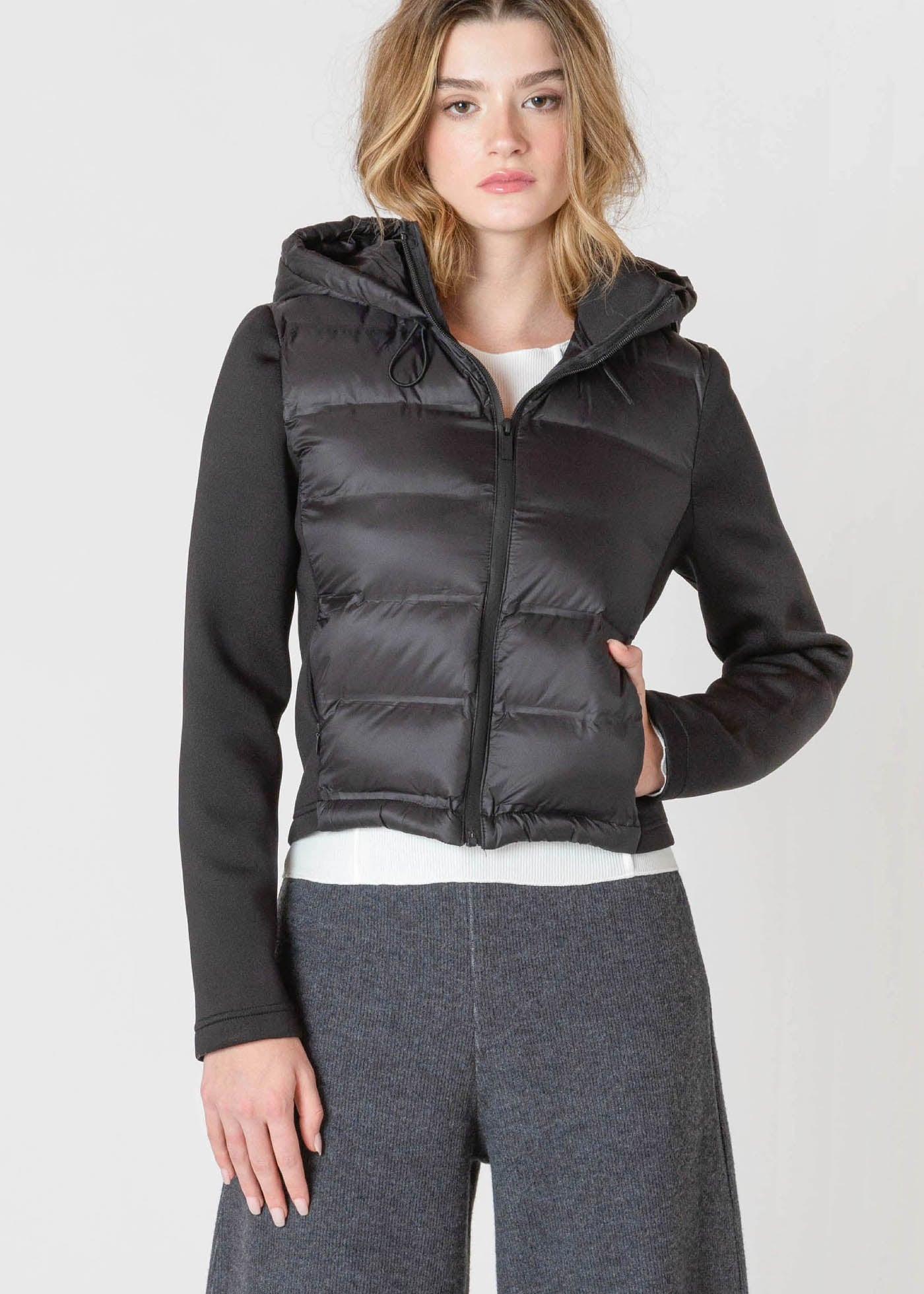 Manteau matelassé léger Black Tape pour femme, de couleur noire, avec un capuchon ajustable et des manches en tricot.