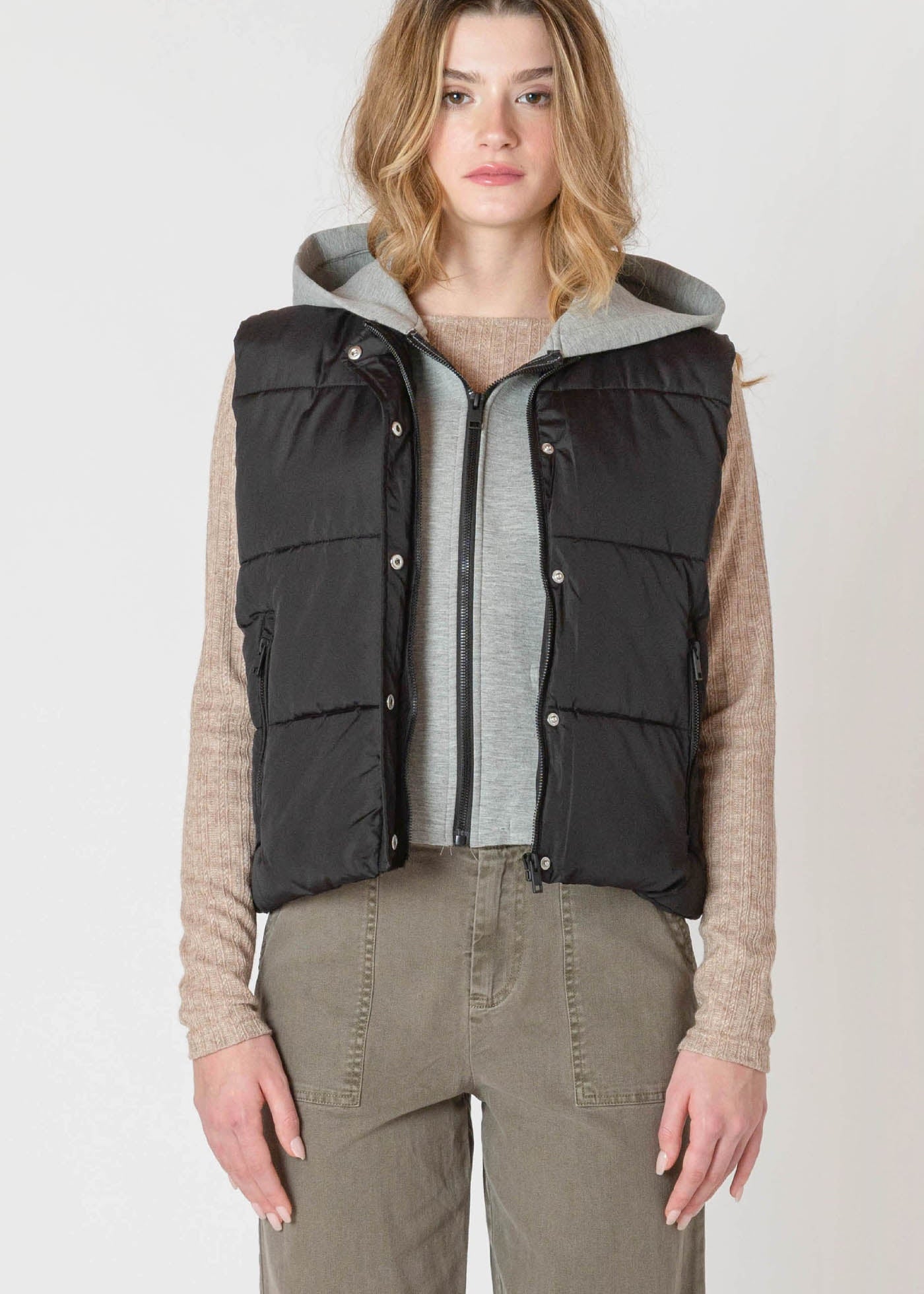 "Veste courte matelassée de la compagnie Room34. Vêtement d'extérieur léger, noir ou foncé, avec capuchon confortable et extensible. Parfait pour la mi-saison."