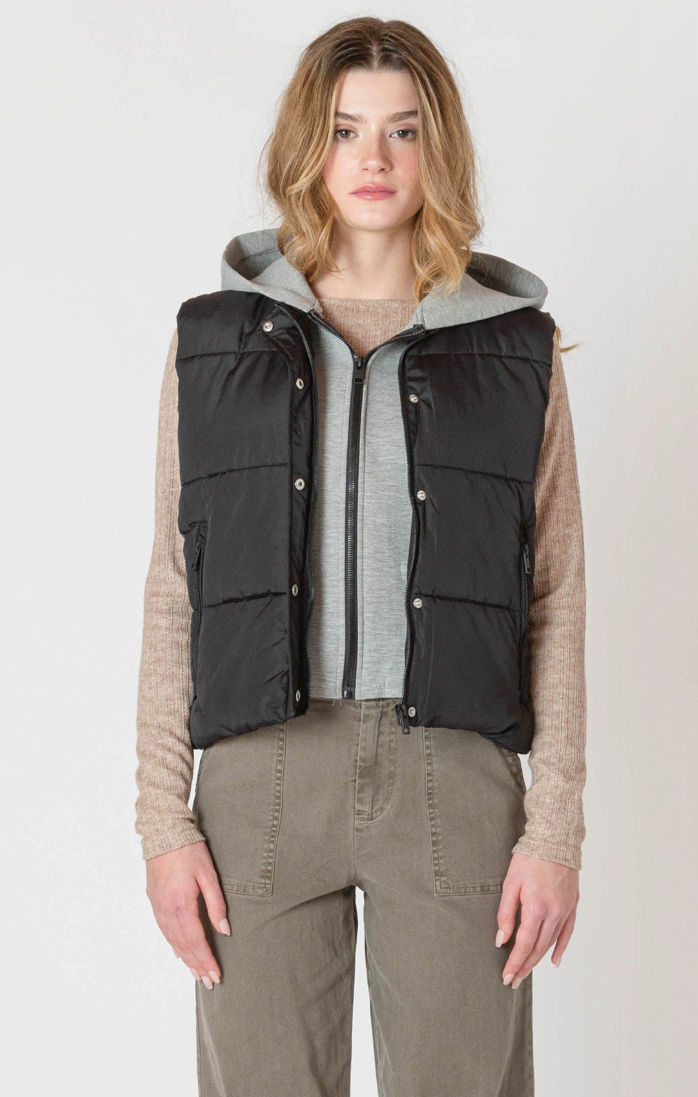 "Veste courte matelassée de la compagnie Room34. Vêtement d'extérieur léger, noir ou foncé, avec capuchon confortable et extensible. Parfait pour la mi-saison."