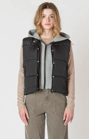 "Veste courte matelassée de la compagnie Room34. Vêtement d'extérieur léger, noir ou foncé, avec capuchon confortable et extensible. Parfait pour la mi-saison."