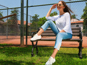 Chandail pour femme en tricot gaufré léger avec manches trois quarts, col rond avec détail argenté et coupe ajustée féminine.