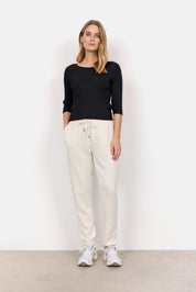 Découvrez le jogging de Soya Concept. Confortable, coupe ample, taille ajustable et fabriqué en modal doux. Parfait pour les sorties décontractées.